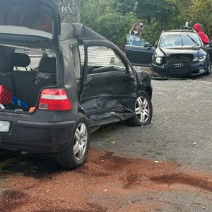 Ein 18-Jähriger hat einen schweren Unfall in Neumünster verursacht – eine Seniorin wurde schwer verletzt.