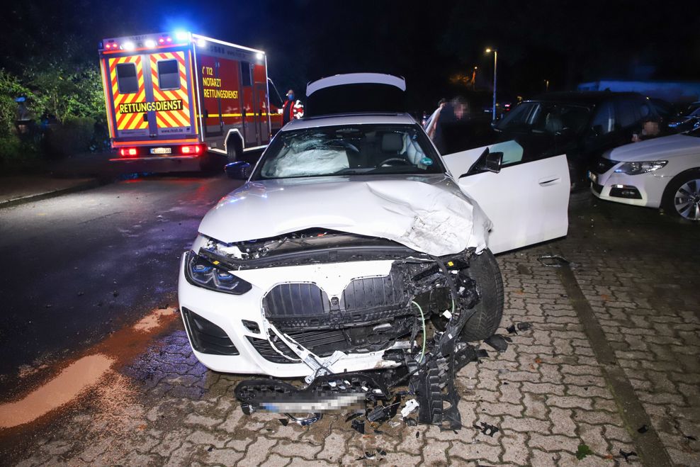 Kollisionen mit Baum und parkenden Autos: Zwei Unfälle bei Hamburg