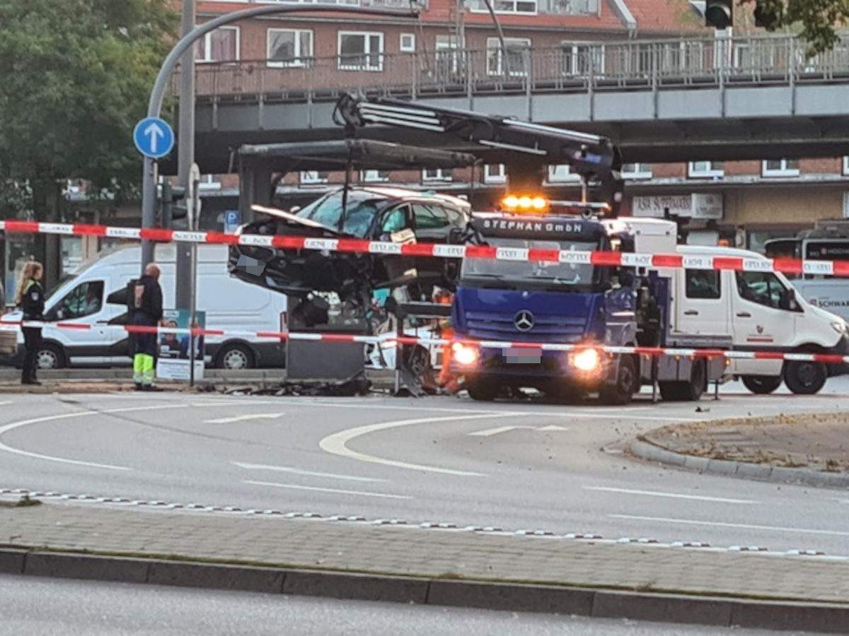 Einer der Unfallwagen wird am Freitagmorgen abgeholt.