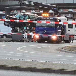 Einer der Unfallwagen wird am Freitagmorgen abgeholt.