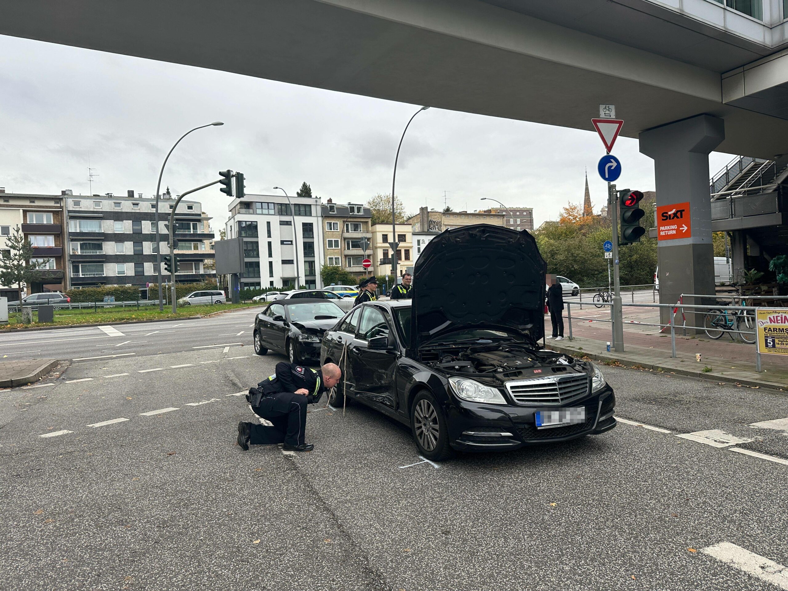 Ein Polizist begutachtet eines der am Unfall beteiligten Fahrzeuge.