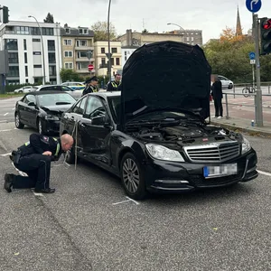 Ein Polizist begutachtet eines der am Unfall beteiligten Fahrzeuge.