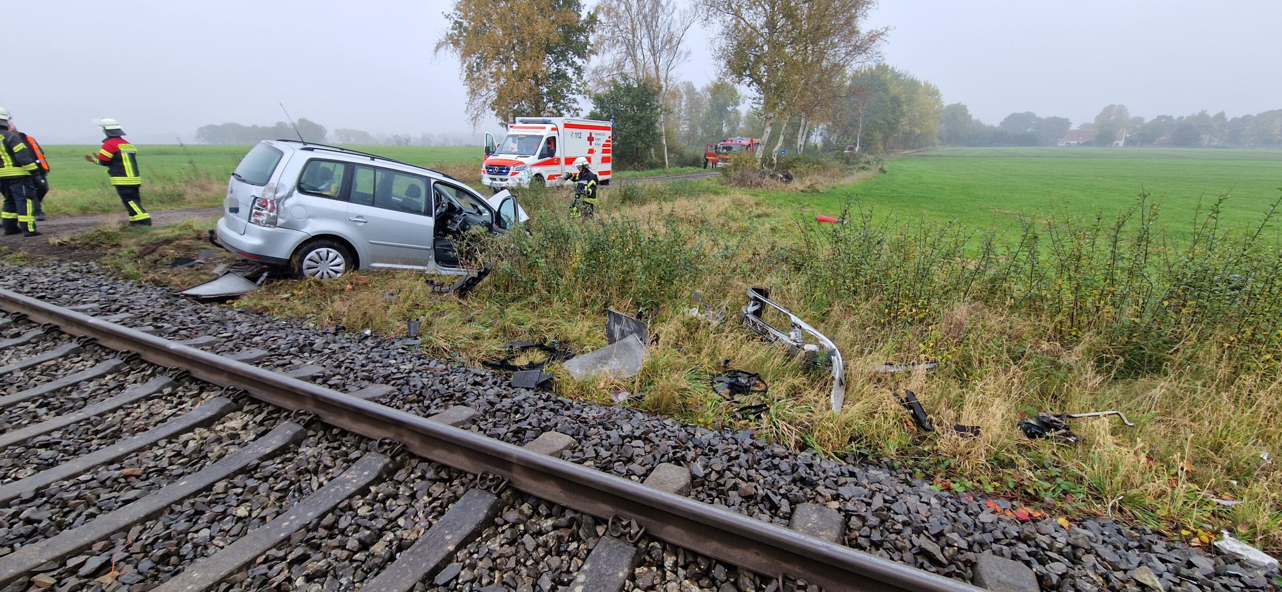 Auto liegt neben Gleisen