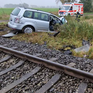 Auto liegt neben Gleisen