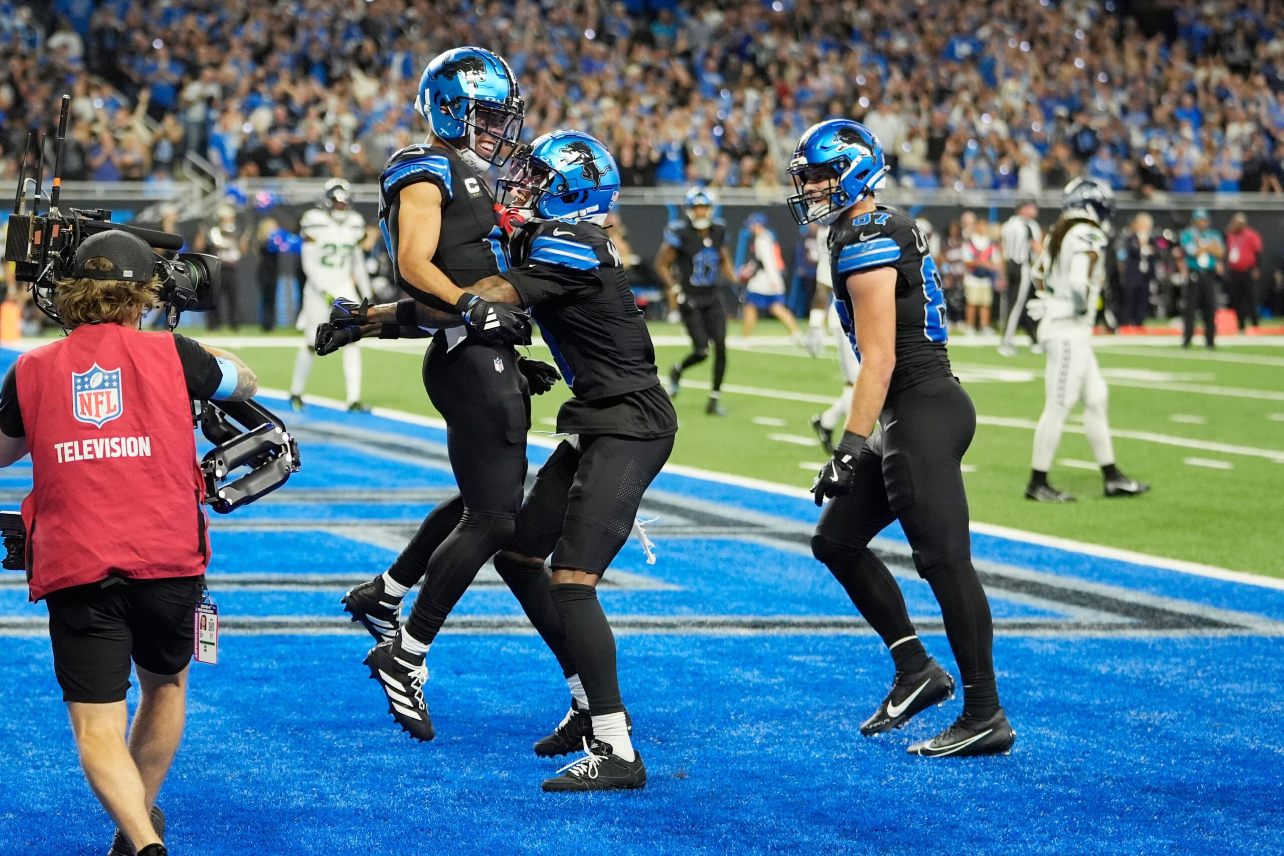 Amon-Ra St. Brown feiert nach seinem Touchdown-Pass für die Detroit Lions