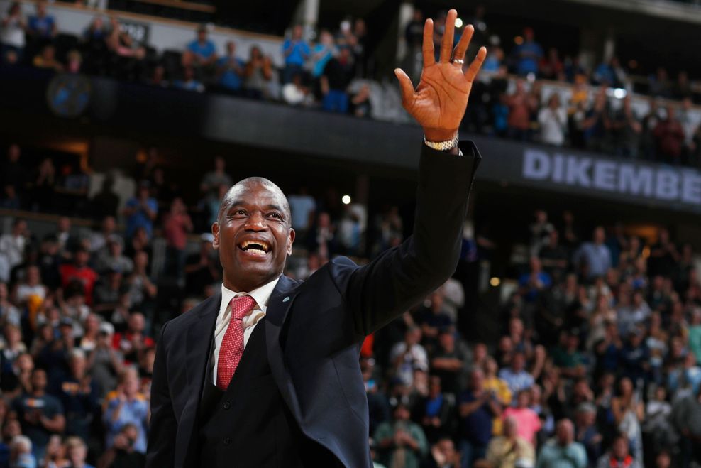 Der ehemalige Center der Denver Nuggets, Dikembe Mutombo, winkt während der Halbzeitpause des NBA-Basketballspiels der Nuggets gegen die Portland Trail Blazers.