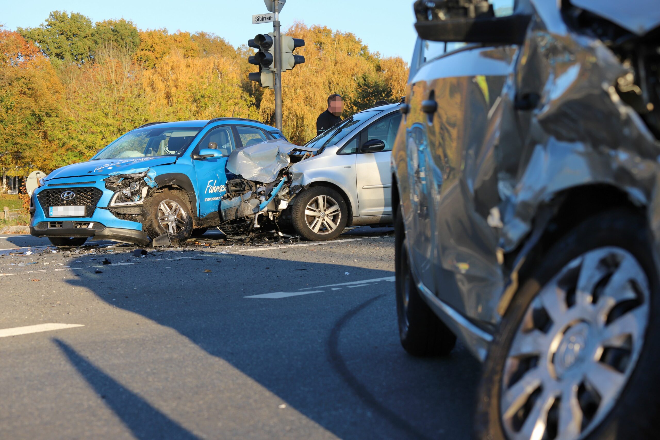 Unfall in Elmshorn: An den drei Autos entstand Totalschaden.