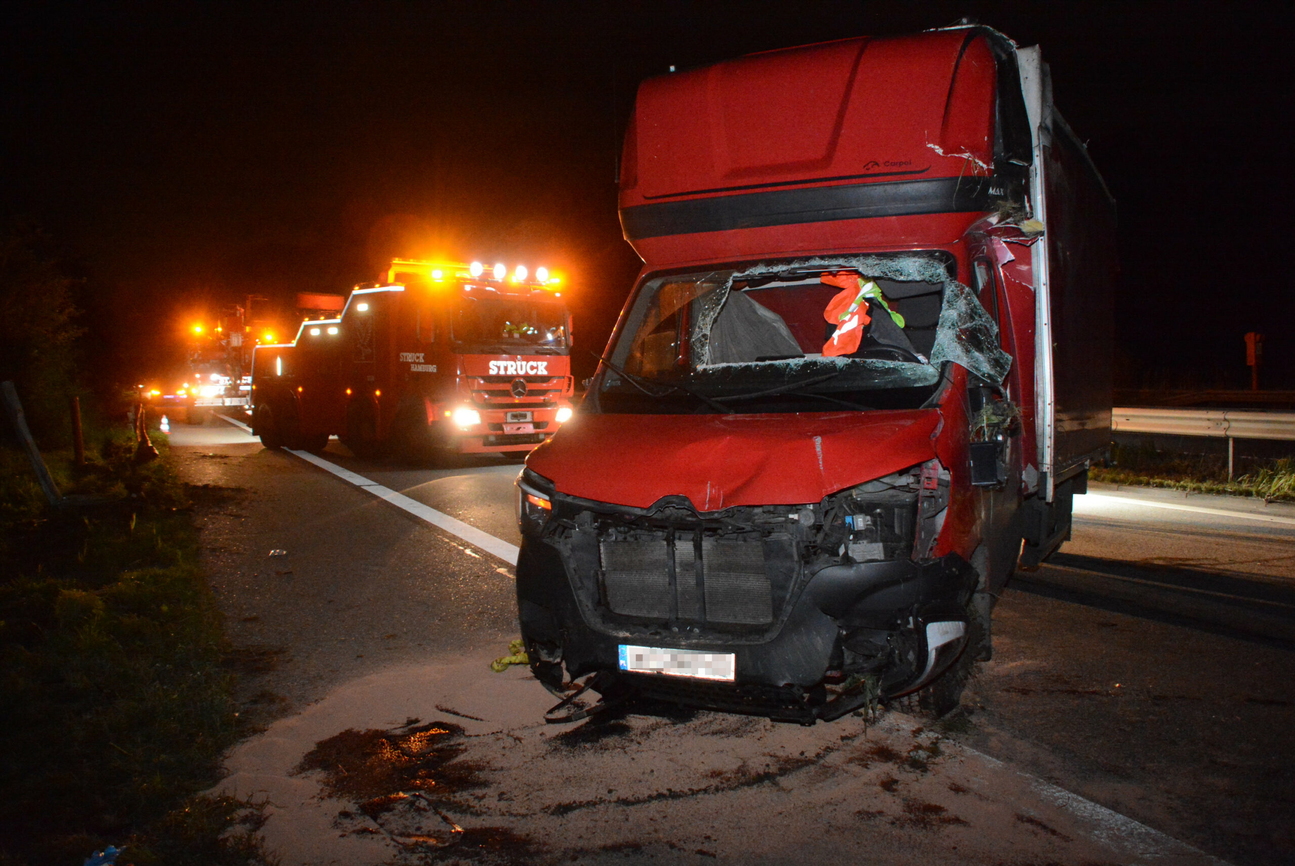 Der beschädigte Lkw nach dem Alkohol-Unfall auf der A25 in Hamburg-Allermöhe.