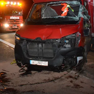 Der beschädigte Lkw nach dem Alkohol-Unfall auf der A25 in Hamburg-Allermöhe.