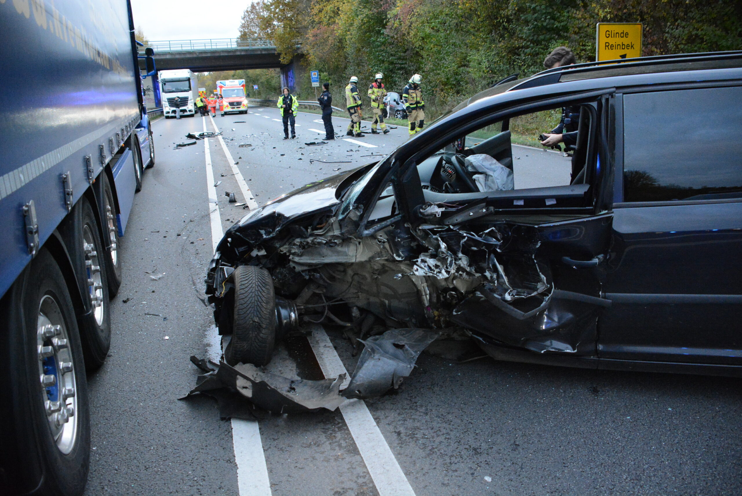 Das Wrack des VW Touran auf der K80 in Reinbek bei Hamburg.