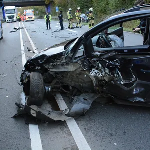 Das Wrack des VW Touran auf der K80 in Reinbek bei Hamburg.
