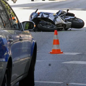 Beim Kiez: Motorrad kracht in parkendes Auto – Biker mit Notarzt in Klinik
