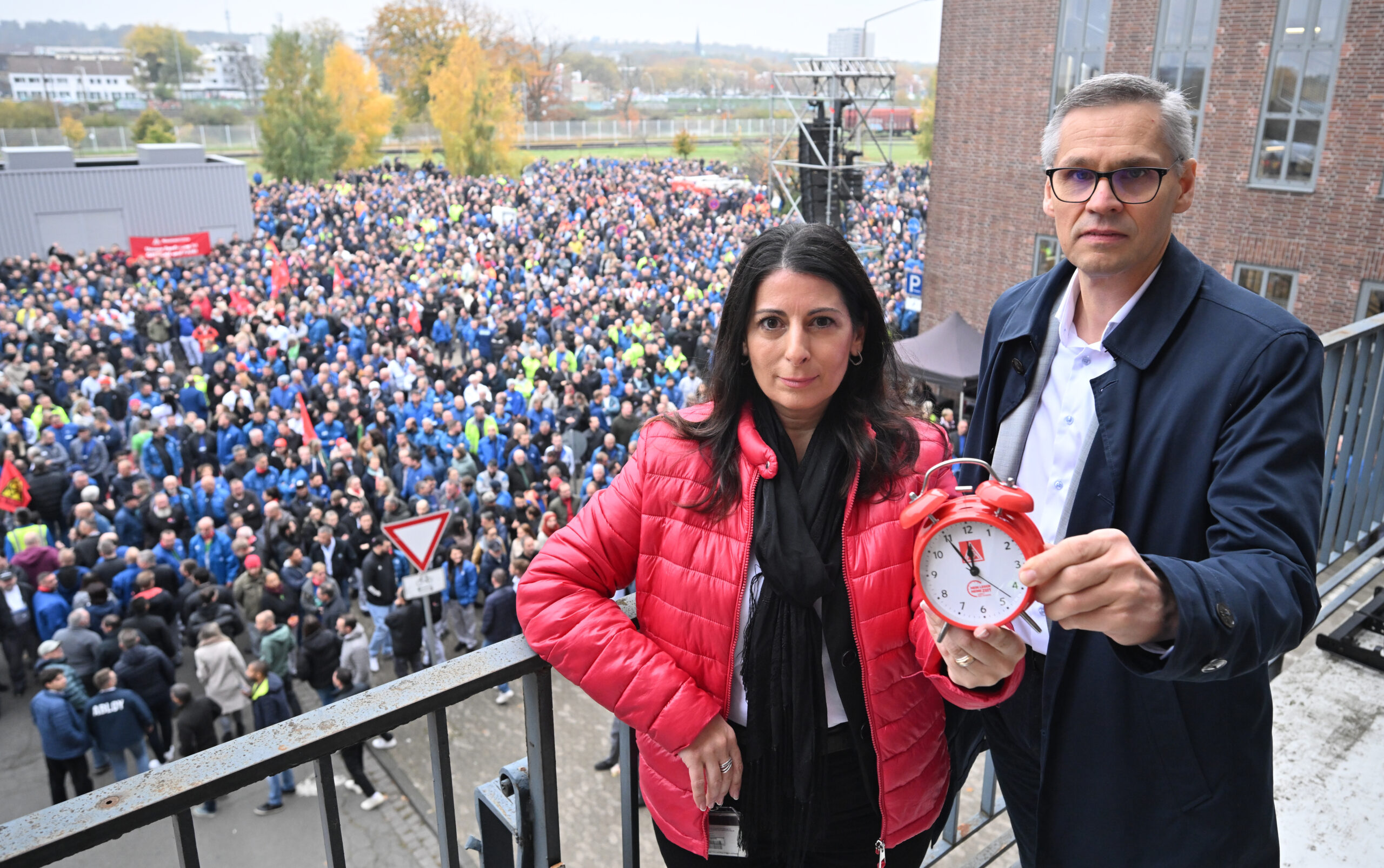 Daniela Cavallo, Vorsitzende des Gesamt- und Konzernbetriebsrats von VW, und Thorsten Gröger, Verhandlungsführer IG Metall, bei der Betriebsversammlung im VW-Stammwerk Wolfsburg.