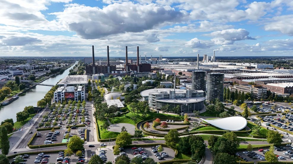 Das Volkswagen-Werk und die Autostadt in Wolfsburg (Archivbild).