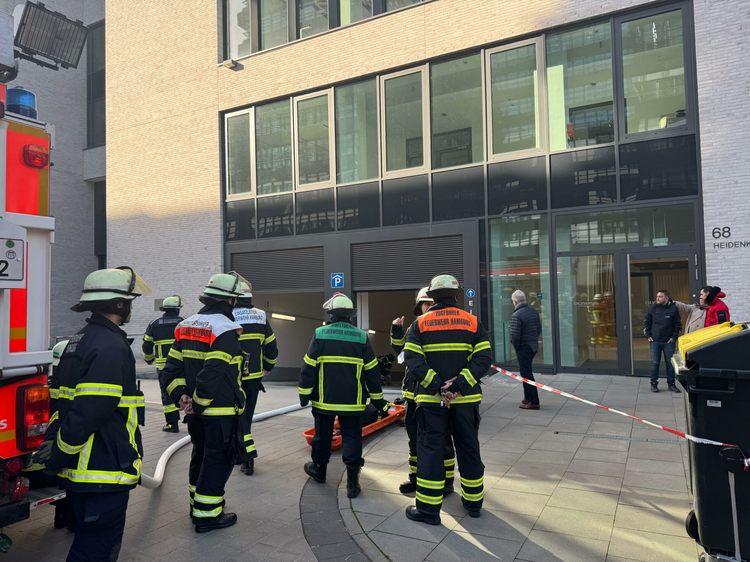 Die Feuerwehr rückte mit einem großen Aufgebot an.