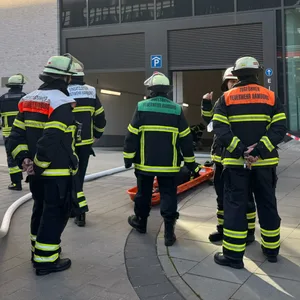 Die Feuerwehr rückte mit einem großen Aufgebot an.