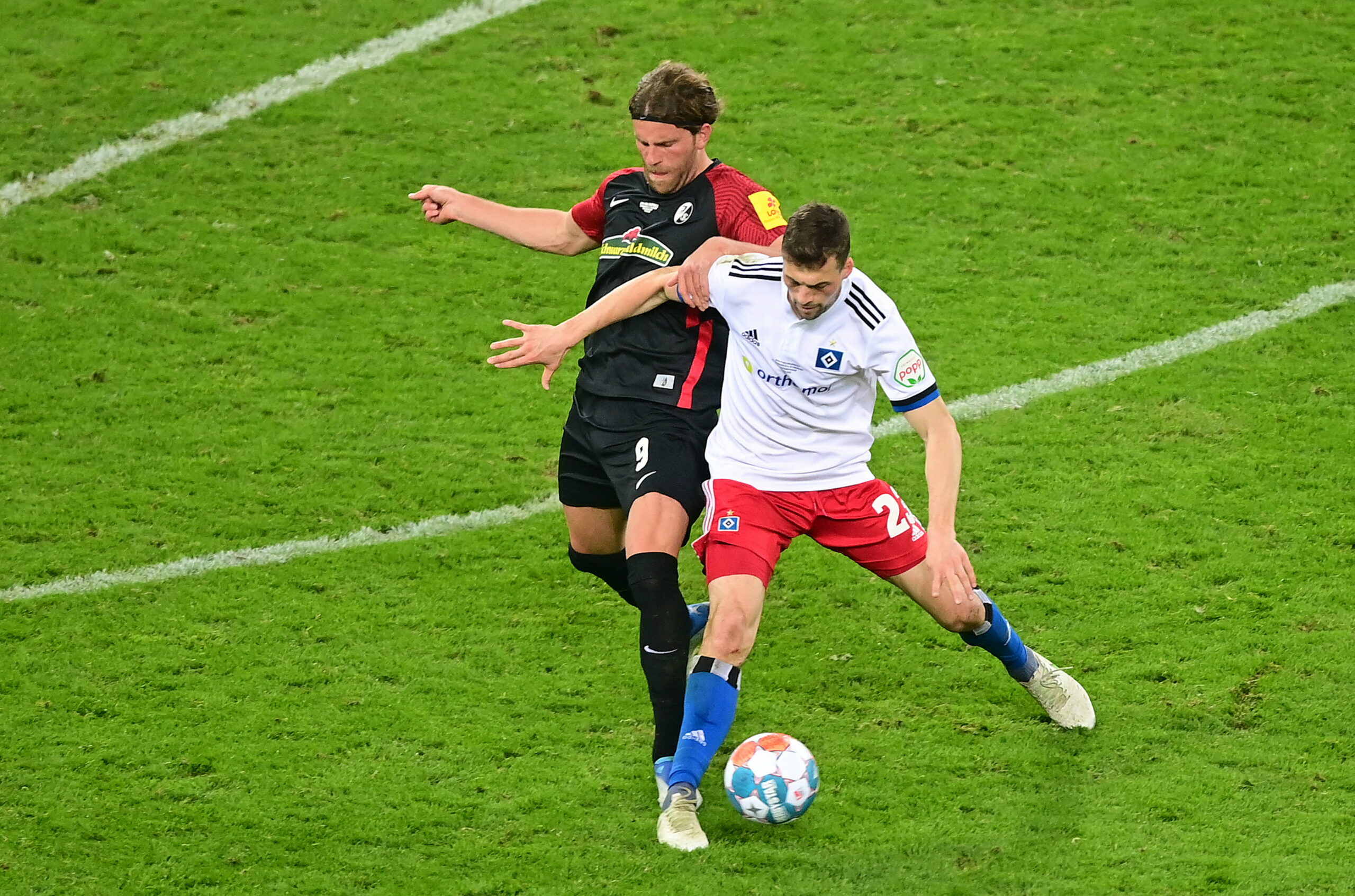 Jonas Meffert und Lukas Höler im Zweikampf