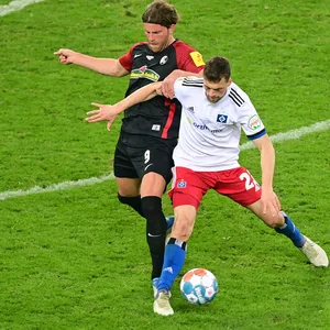 Jonas Meffert und Lukas Höler im Zweikampf