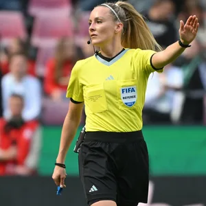 Schiedsrichterin Fabienne Michel