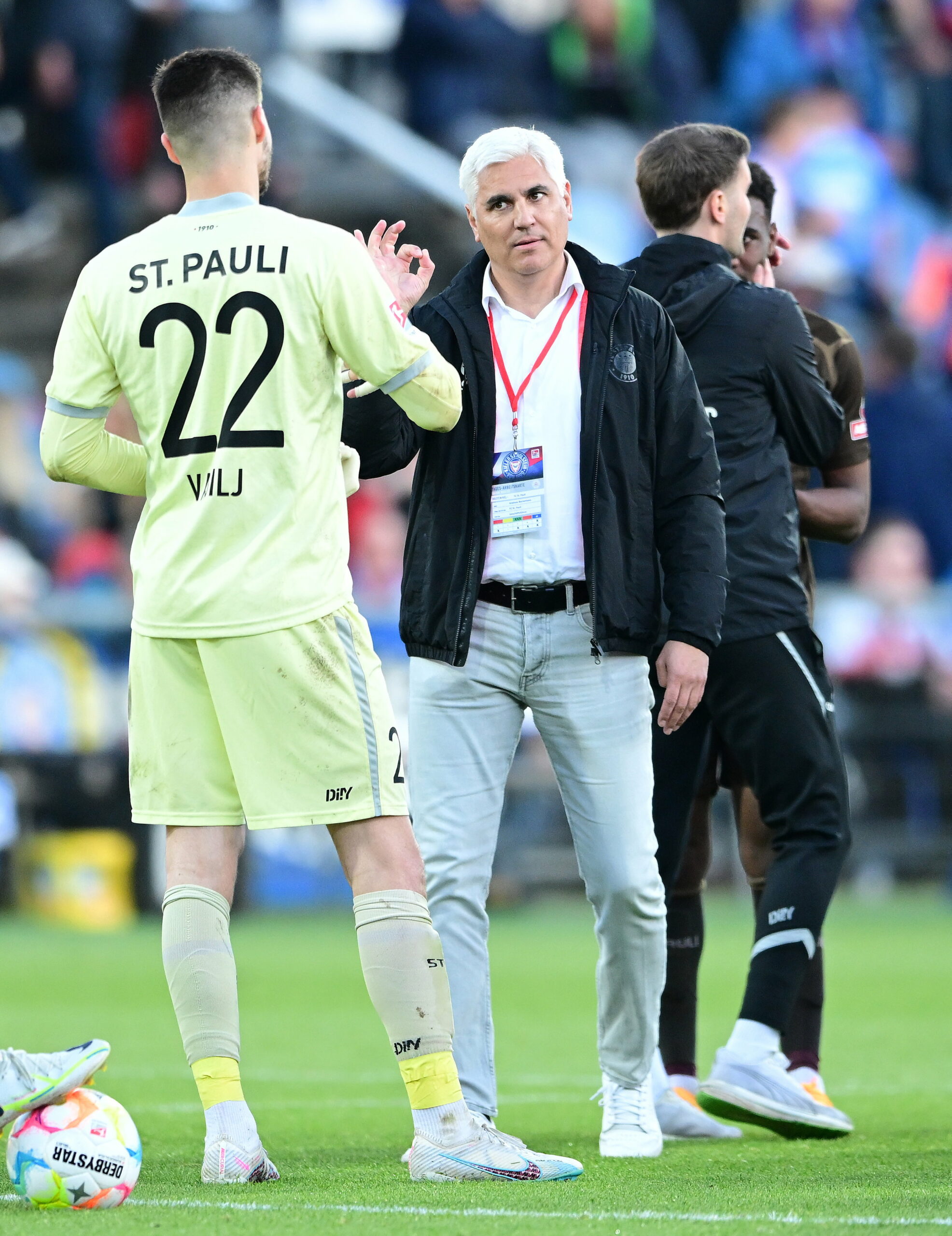 t. Paulis Sportchef Andreas Bornemann im Gespräch mit Stammtorwart Nikola Vasilj.