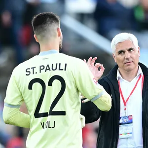 t. Paulis Sportchef Andreas Bornemann im Gespräch mit Stammtorwart Nikola Vasilj.