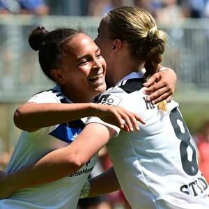 Lisa Baum jubelt mit Svea Stoldt über ein HSV-Tor