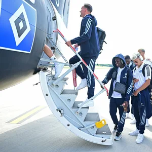 HSV-Profis besteigen ein Flugzeug