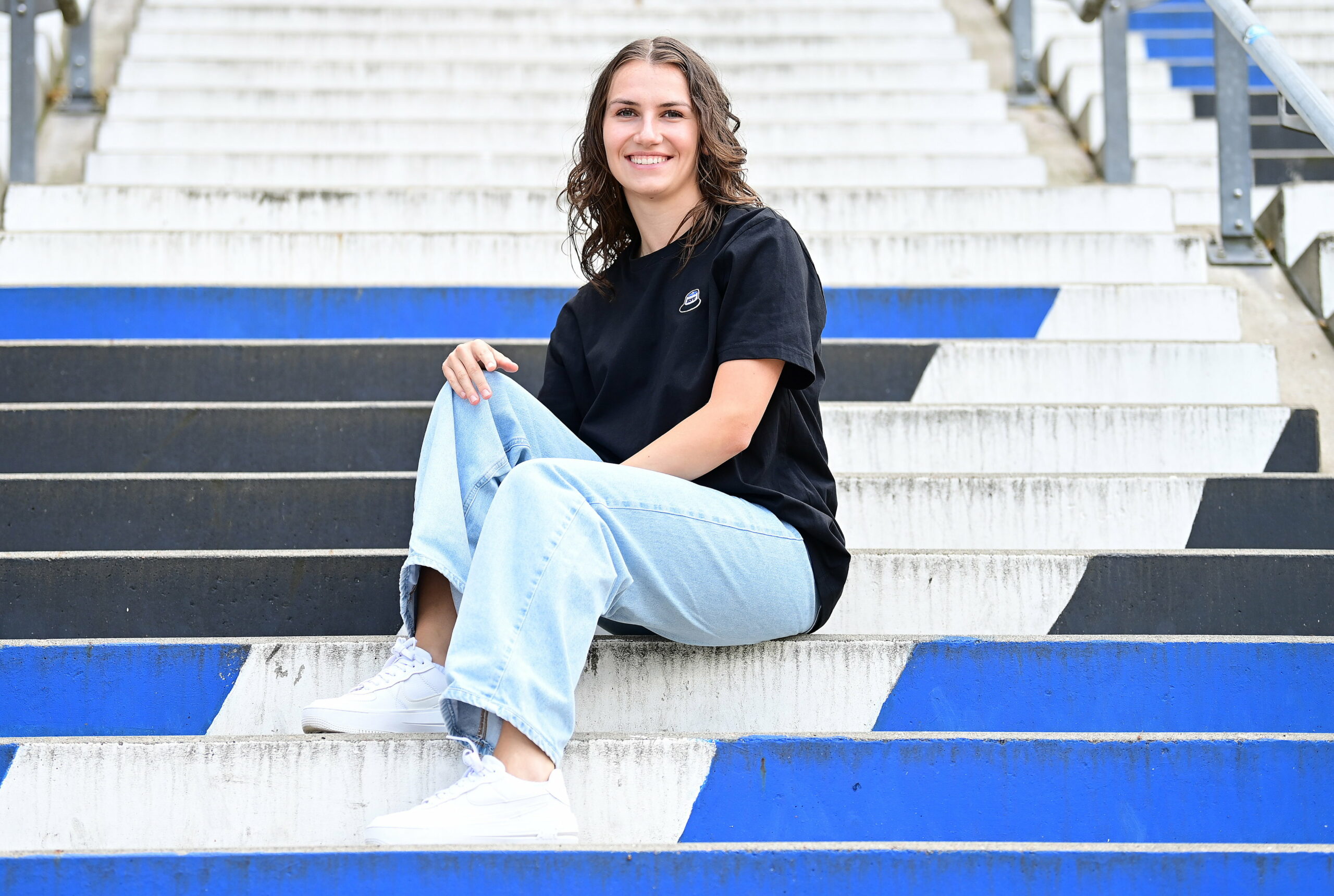 Pauline Machtens sitzt auf einer HSV-Treppe