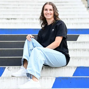 Pauline Machtens sitzt auf einer HSV-Treppe