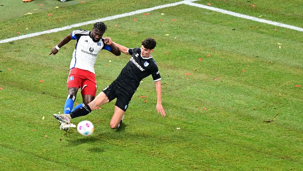 Daniel Elfaldi im Zweikampf mit Stephan Ambrosius