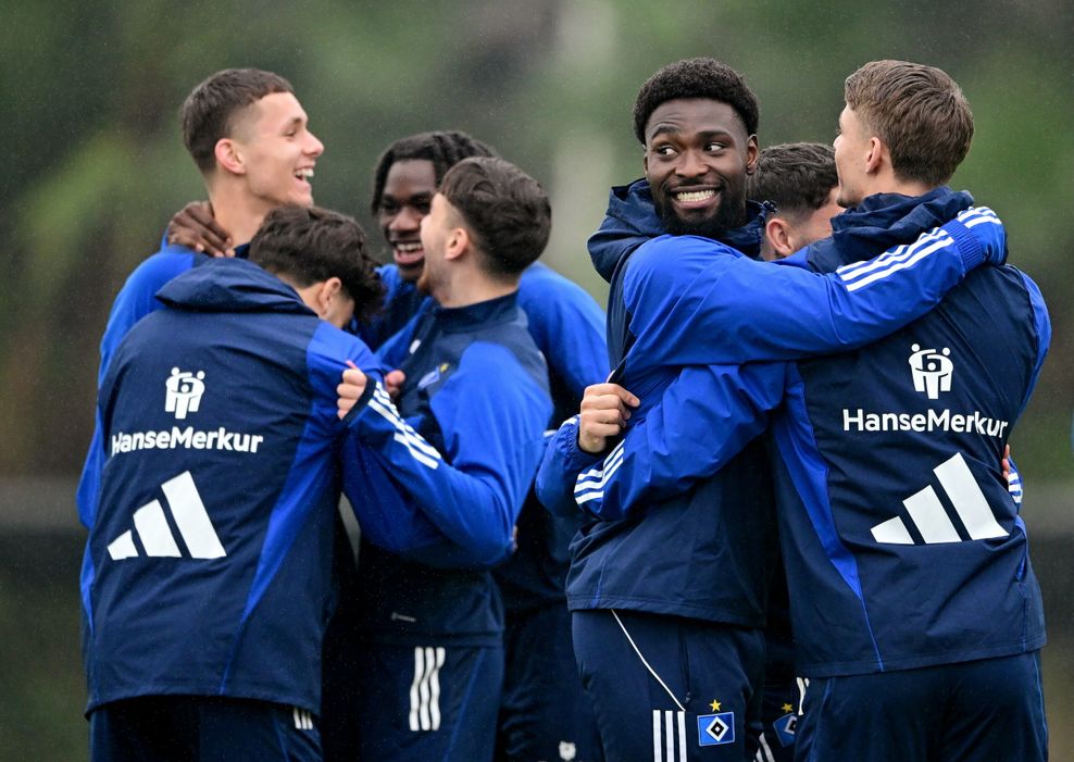 Otto Stange, Fabio Baldé, Nicolas Oliveira, Bilal Yalcinkaya, Stephan Ambrosius und Miro Muheim liegen sich im HSV-Training lächelnd in den Armen