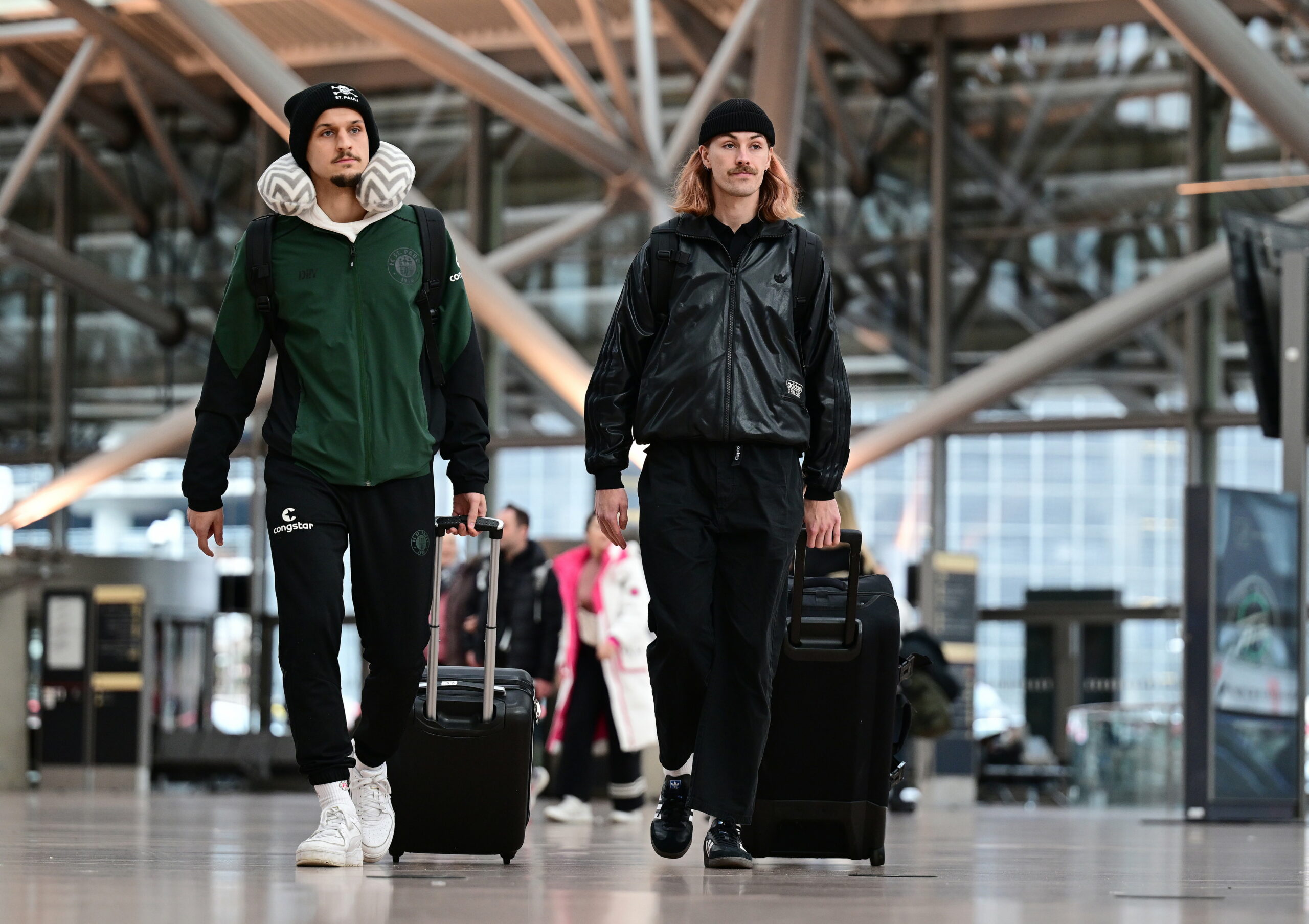 Adam Dzwigala und Jackson Irvine mit Koffer am Hamburger Flughafen