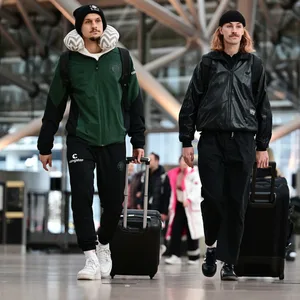 Adam Dzwigala und Jackson Irvine mit Koffer am Hamburger Flughafen