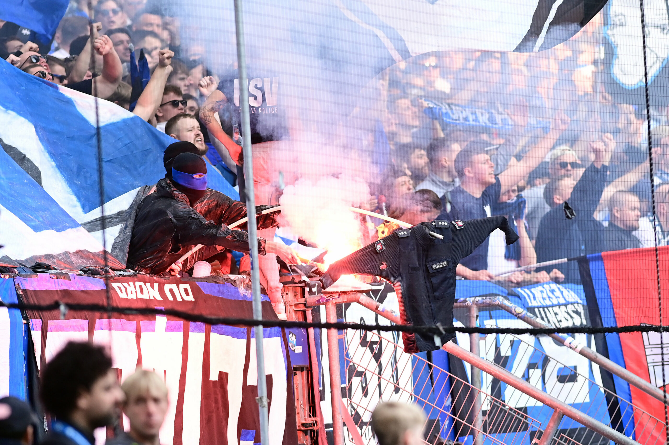 HSV-Fans verbrennen eine Polizeiuniform