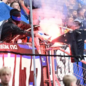 HSV-Fans verbrennen eine Polizeiuniform