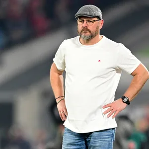 Auch HSV-Trainer Steffen Baumgart steht beim Gastspiel in Düsseldorf unter Beobachtung.