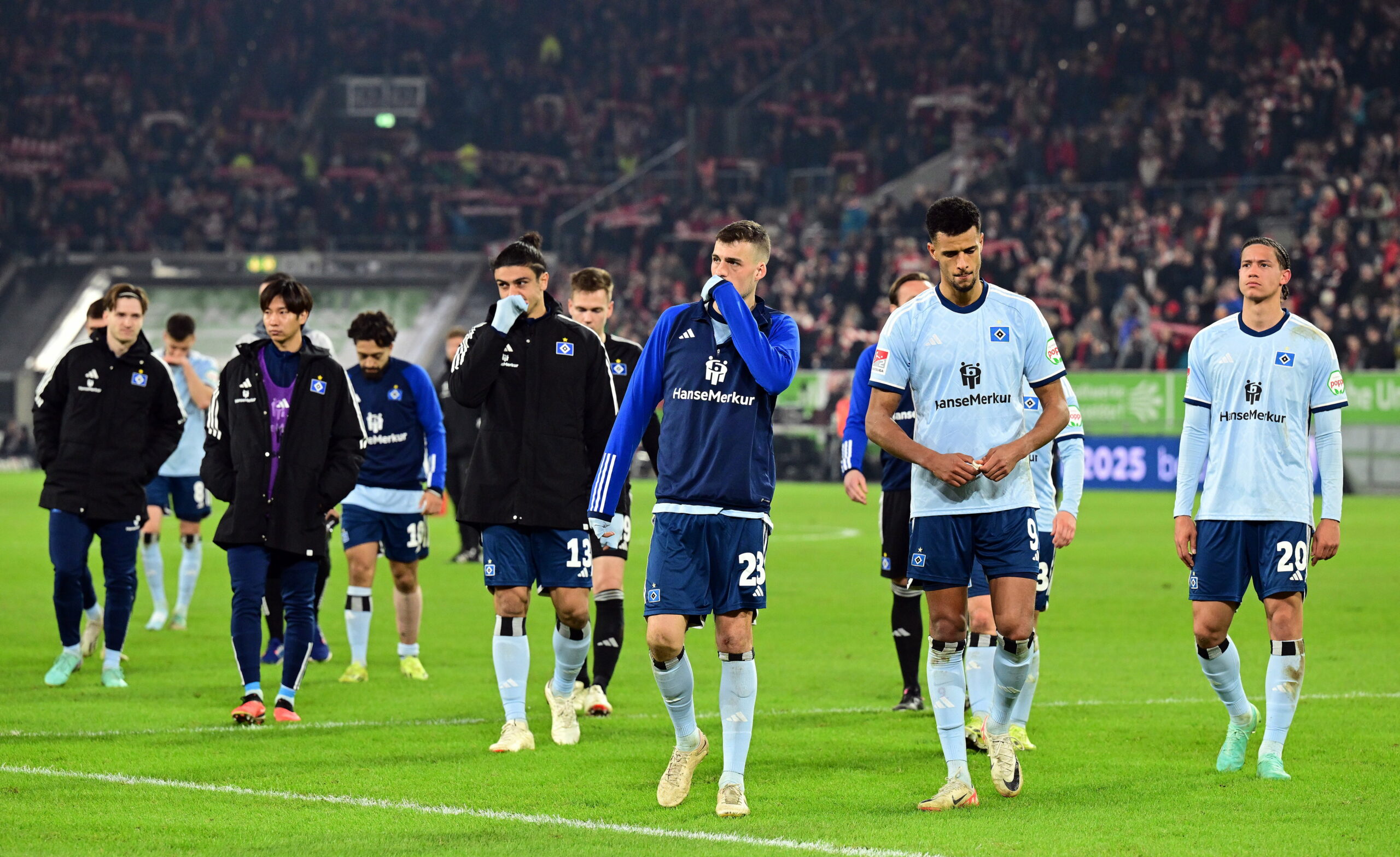 Die HSV-Profis gehen nach einer Niederlage enttäuscht und mit gesenkten Köpfen vor die Gästekurve