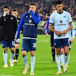 Die HSV-Profis gehen nach einer Niederlage enttäuscht und mit gesenkten Köpfen vor die Gästekurve