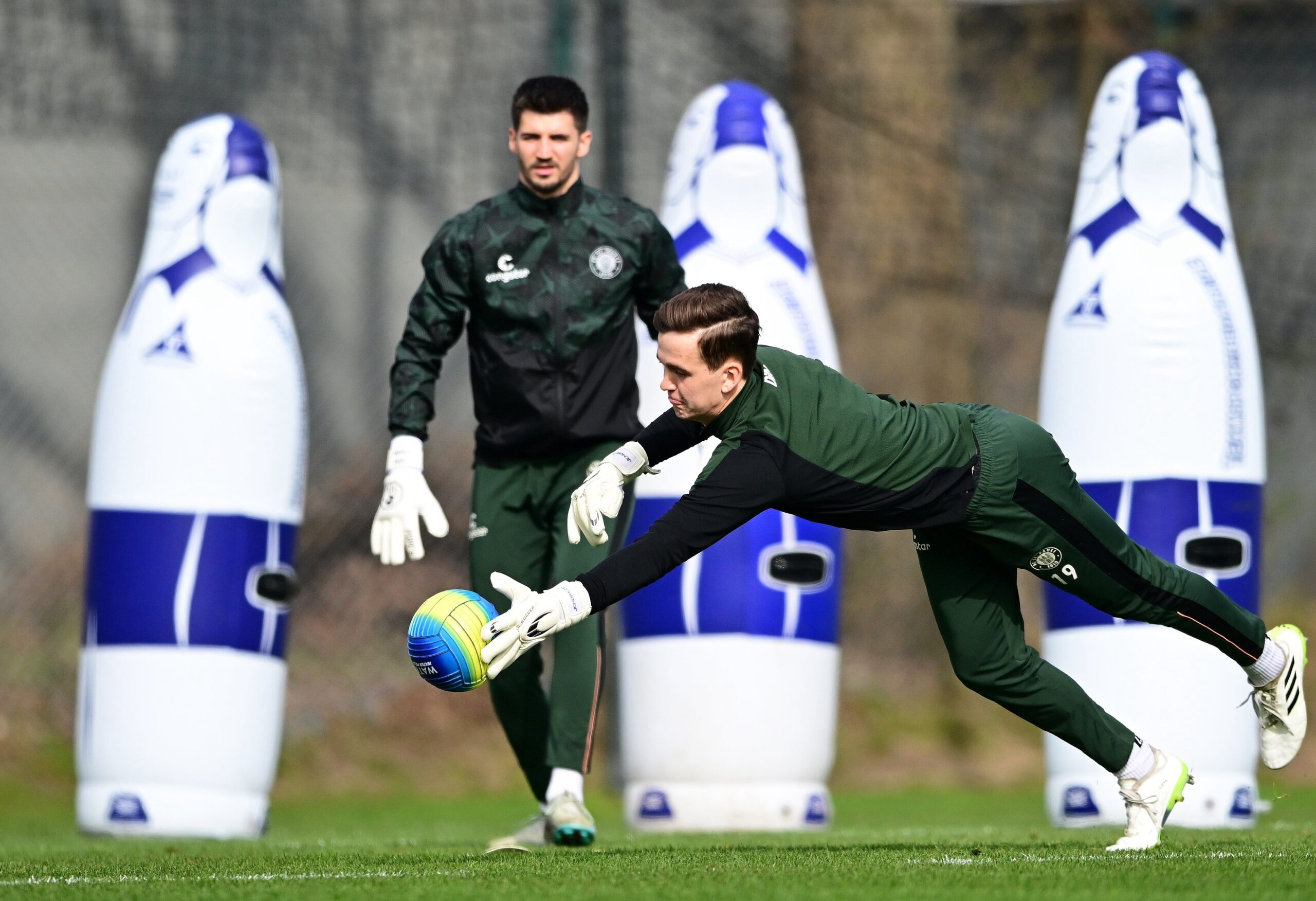 Nikola Vasilj und Kevin Jendrzej im Training