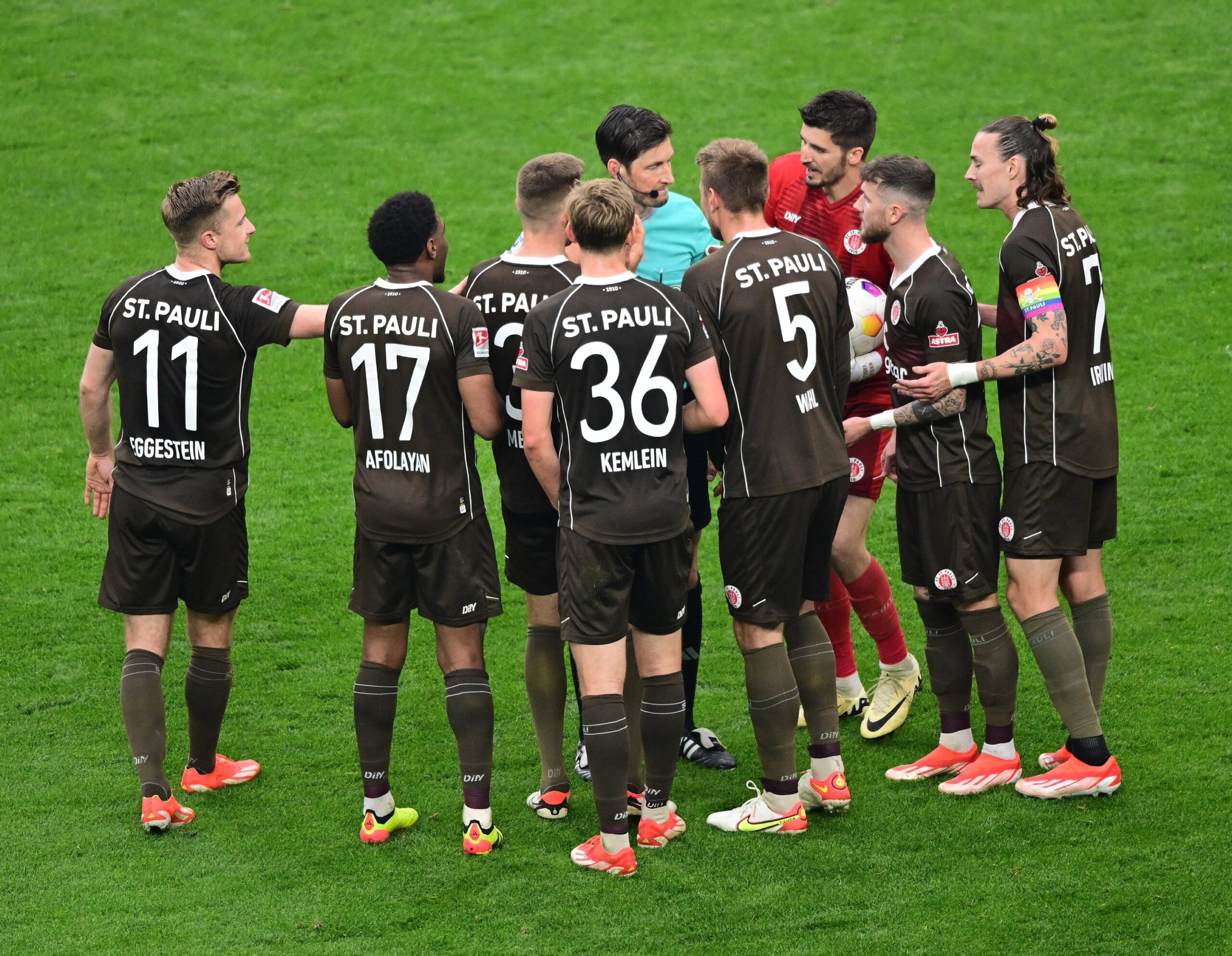 St. Pauli diskutiert mit Schiri Jöllenbeck