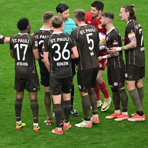 St. Pauli diskutiert mit Schiri Jöllenbeck