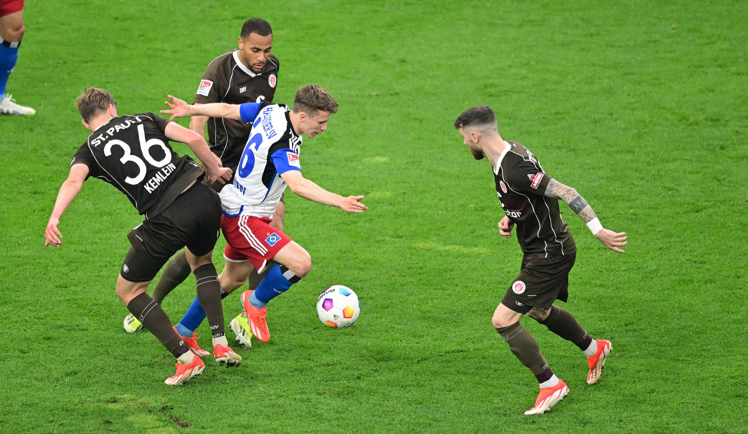 Aljoscha Kemlein und Etienne Amenyido gegen Anssi Suhonen im Derby