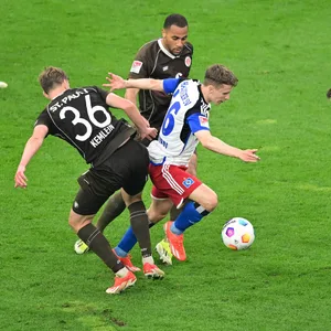 Aljoscha Kemlein und Etienne Amenyido gegen Anssi Suhonen im Derby