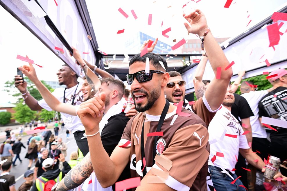 Elias Saad bei der Aufstiegsfeier des FC St. Pauli