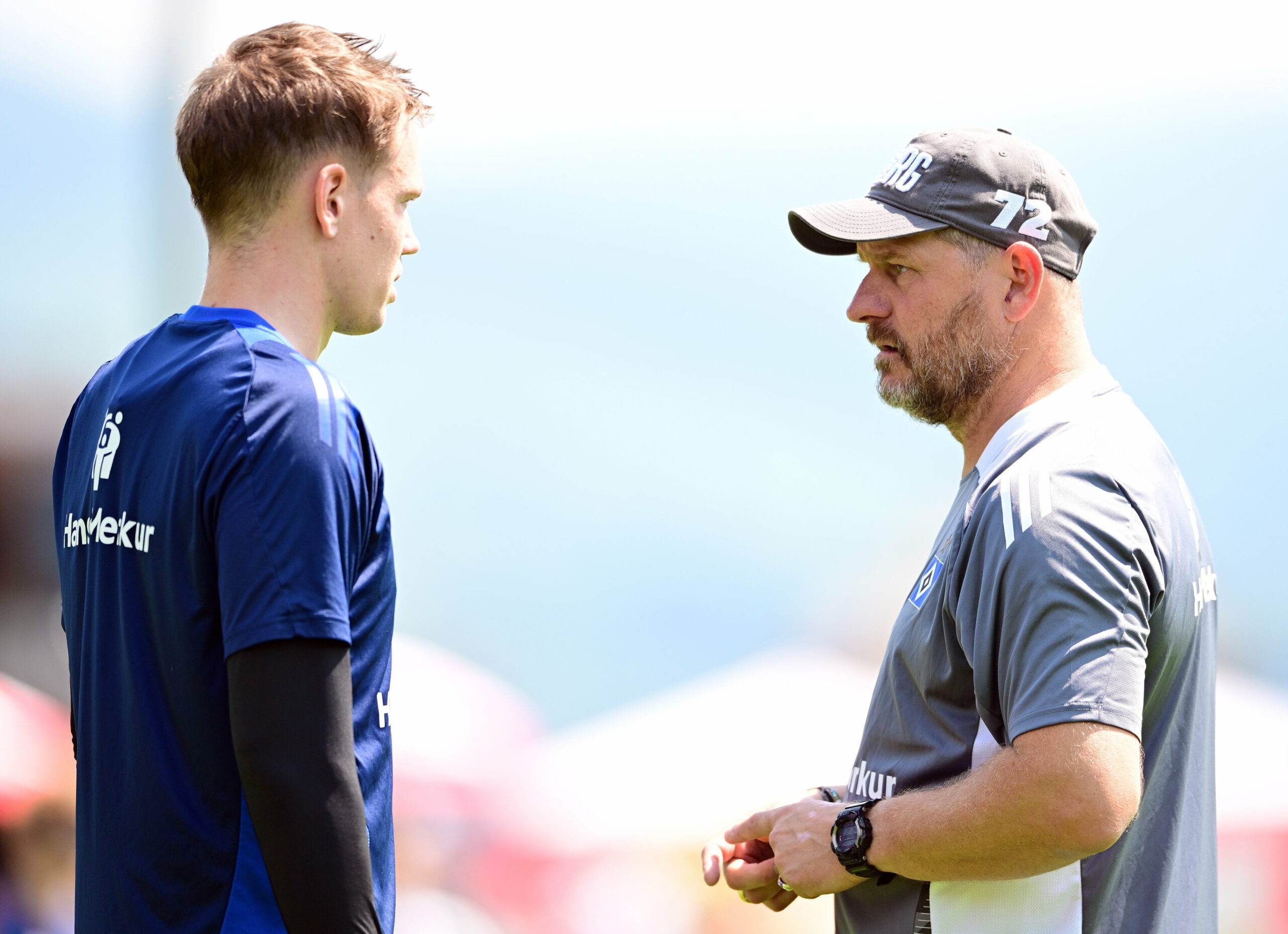 HSV-Trainer Steffen Baumgart im Gespräch mit Torwart Matheo Raab.