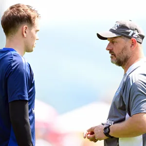 HSV-Trainer Steffen Baumgart im Gespräch mit Torwart Matheo Raab.