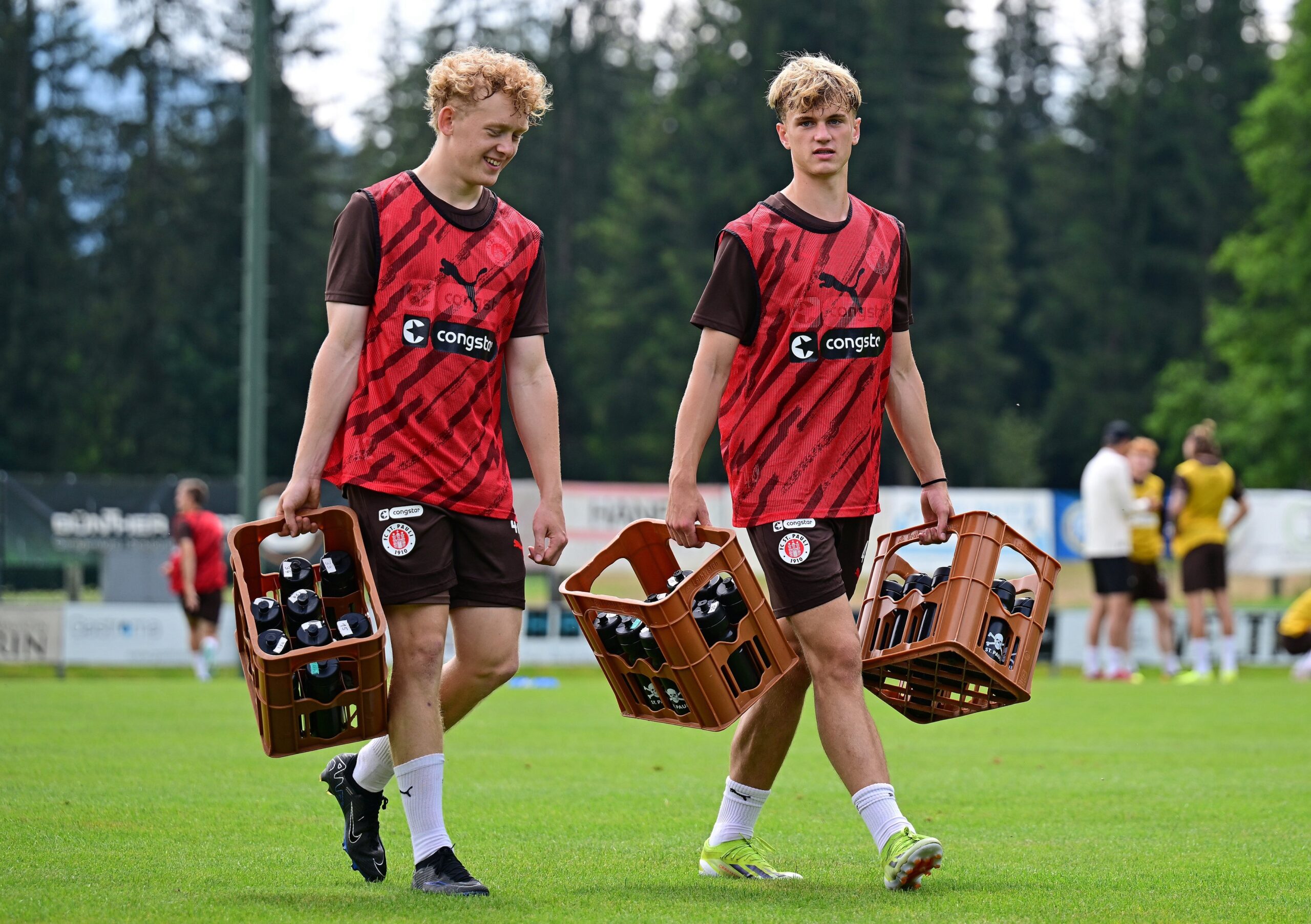 Marwin Schmitz und Noah Palapies schleppen Getränke