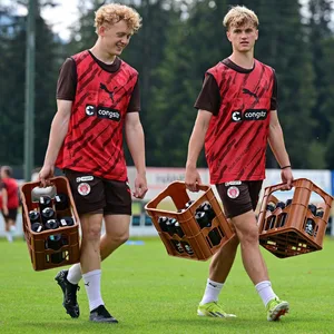 Marwin Schmitz und Noah Palapies schleppen Getränke