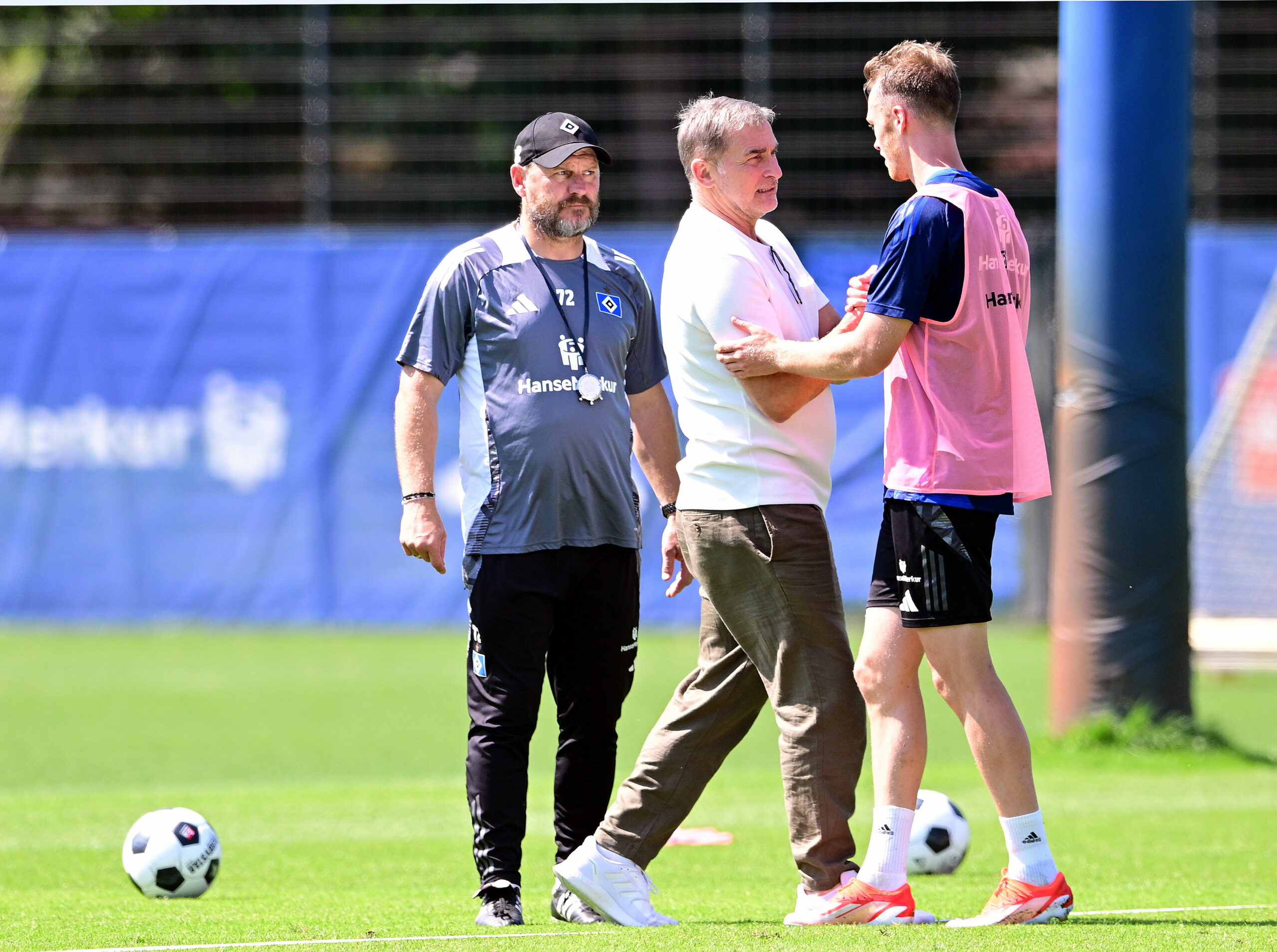 Stefan Kuntz greift sich im HSV-Training Sebastian Schonlau, daneben steht Steffen Baumgart