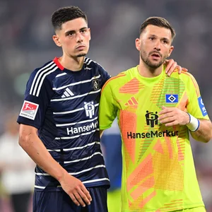 Dennis Hadzikadunic und Daniel Heuer Fernandes nehmen sich mit enttäuschten Blicken auf dem Platz in den Arm